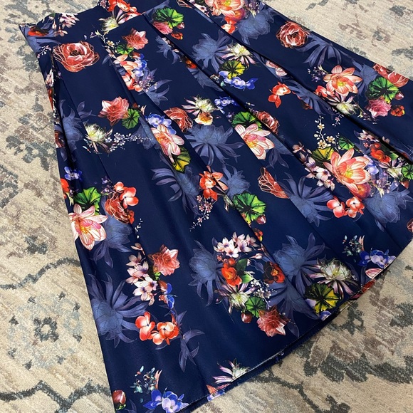 Midi Skirt size Medium - Picture 2 of 2